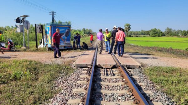 รถไฟชนรถขนไอศครีม พังยับเยิน คนขับดวงเฮงรอดหวุดหวิด 