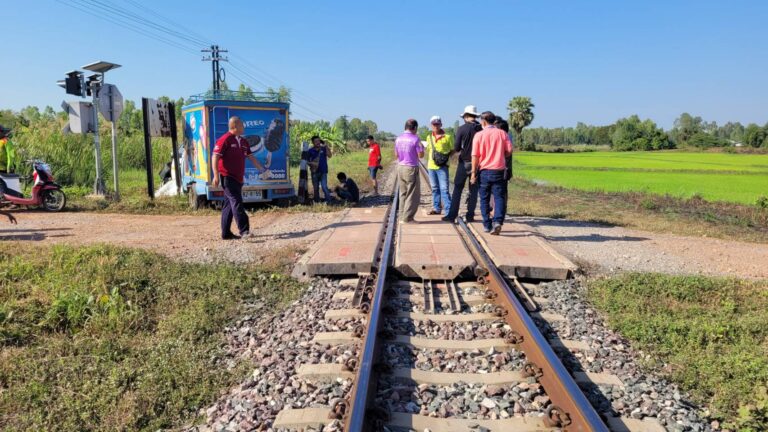 รถไฟชนรถขนไอศครีม พังยับเยิน คนขับดวงเฮงรอดหวุดหวิด 