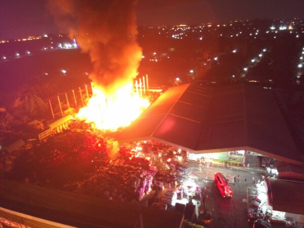 เกิดเหตุเพลิงไหม้กองขยะมหึมากว่า  50 ตัน วงษ์พาณิชย์สำนักงานใหญ่