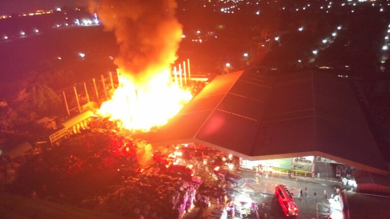 เกิดเหตุเพลิงไหม้กองขยะมหึมากว่า  50 ตัน วงษ์พาณิชย์สำนักงานใหญ่