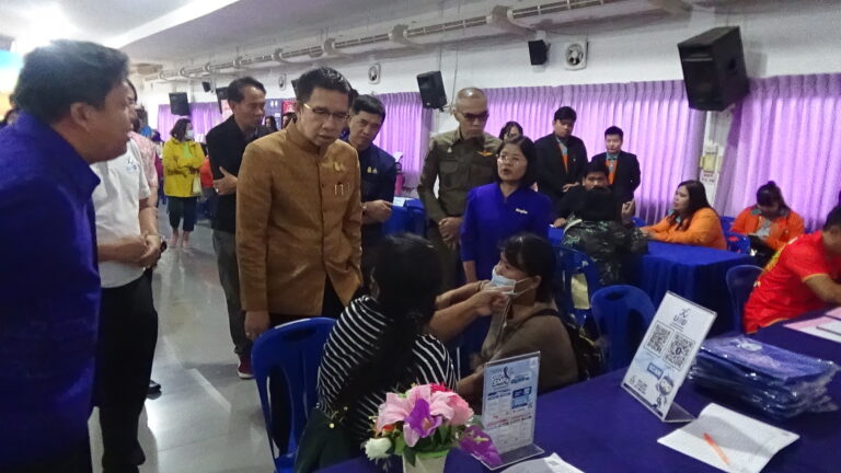 พิษณุโลกจัดตลาดนัดแก้หนี้ ครั้งที่ 1