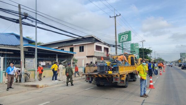 รื้อร้านสมเกียรติการช่าง สร้างต่อเติมรุกล้ำเขตทางหลวง