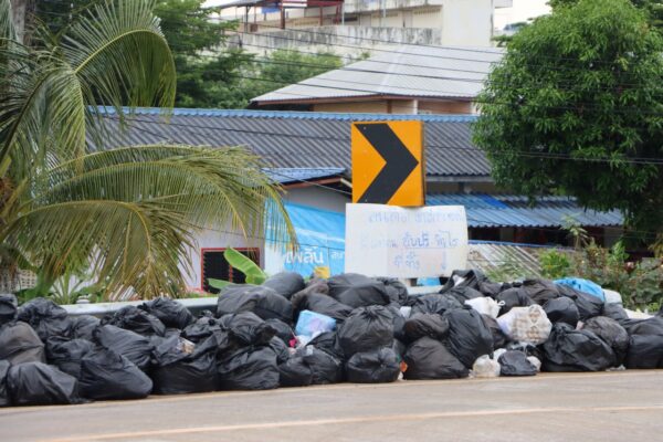 พิษณุโลก ปัญหาขยะล้นเมือง ถนนเลียบคลองชลฯ หลังมน.อ่วม ขยะกองโต