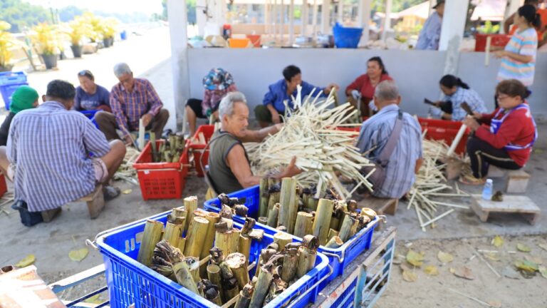 เผาข้าวหลามรวมน้ำใจ หารายได้เข้าวัดปากพิงตะวันตก สืบสานประเพณีลอยกระทง