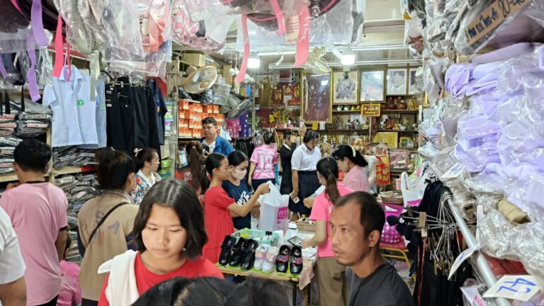 พิษณุโลก – คึกคักรับเปิดเทอม ร้านขายเสื้อนักเรียน ยอดขายพุ่ง