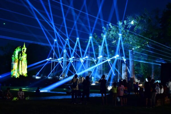 ชมการแสดงเล่าขานตำนานเมืองสรลวงสองแคว ด้วยแสงสีเสียง