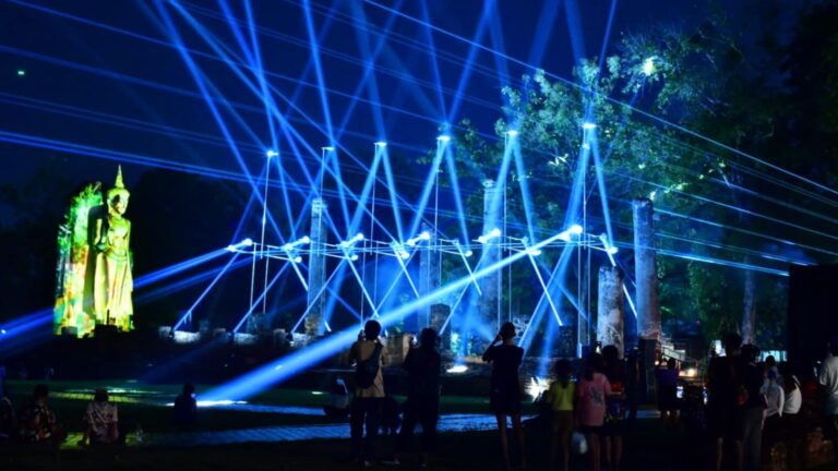 ชมการแสดงเล่าขานตำนานเมืองสรลวงสองแคว ด้วยแสงสีเสียง