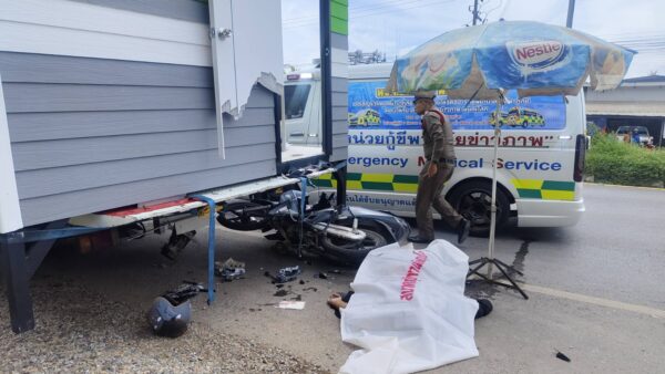 บีบหัวใจ กู้ภัยเร่งยื้อชีวิตคุณแม่ขี่จักรยานยนต์ชนท้ายรถสไลด์บรรทุกบ้านน็อคดาวน์