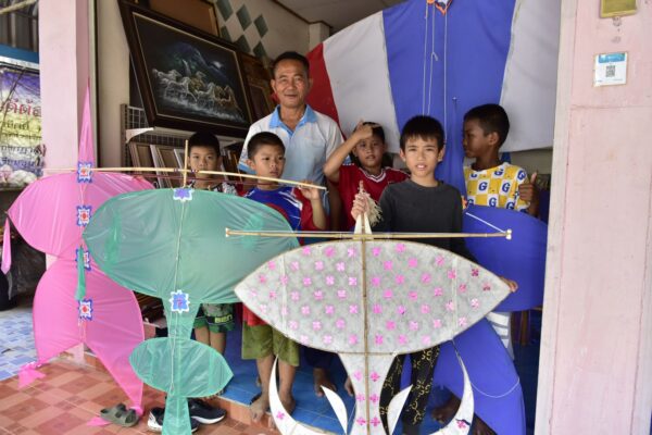 อดีตรอง ผอ. เปิดบ้านปั้นนักสู้ว่าวตัวน้อย สืบสานตำนาน “ว่าวพ่อขุน”