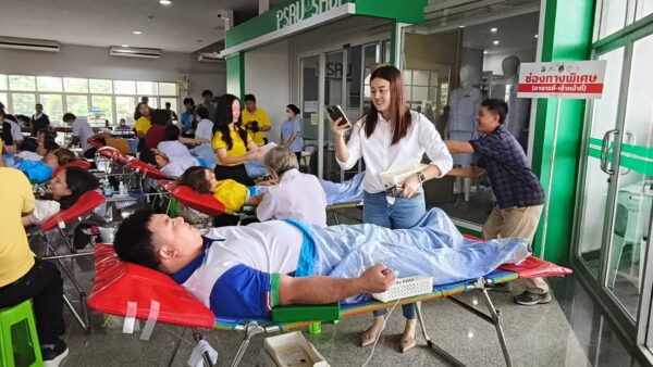 ชาวพิษณุโลกรวมใจบริจาคเลือด 1 แสนซีซี ส่งพลังรักสู่ชายแดนเพื่อทหารและประชาชน