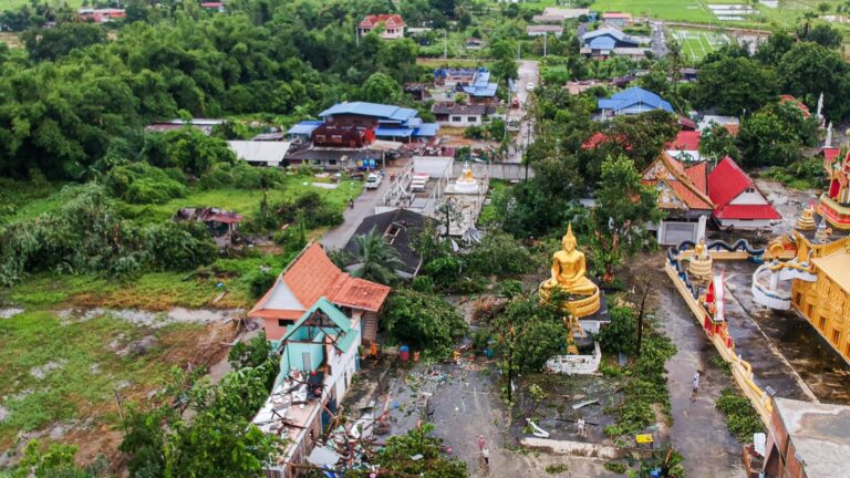 ายุงวงช้างถล่ม บ้านเรือนเสียหาย 20 หลัง วัด-โรงเรียนพังยับ