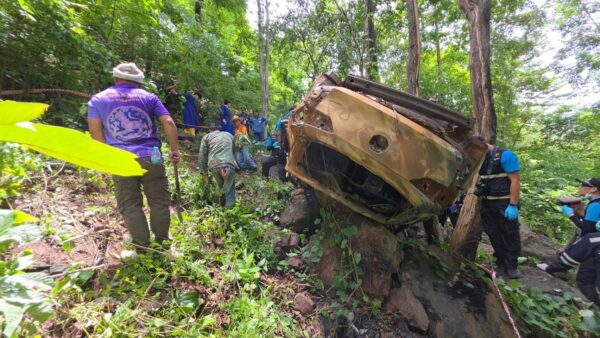 เก็บกู้รถเก๋งตกเหวพบโครงกระดูก ลุ้นผล DNA ไขปมคดีลักรถ 2 ปีที่แล้ว